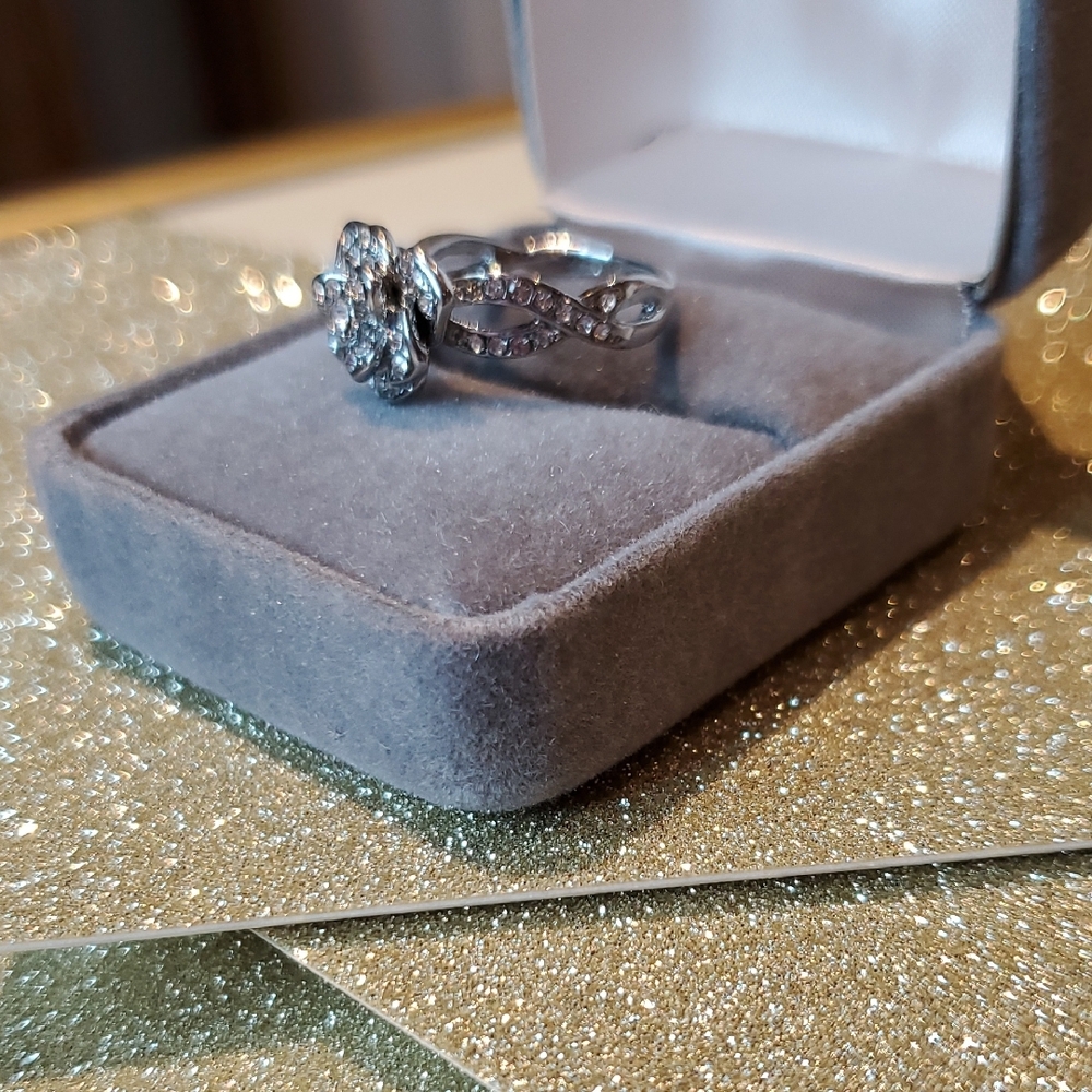 Elegant Silver Floral Ring - Picture 4 of 6